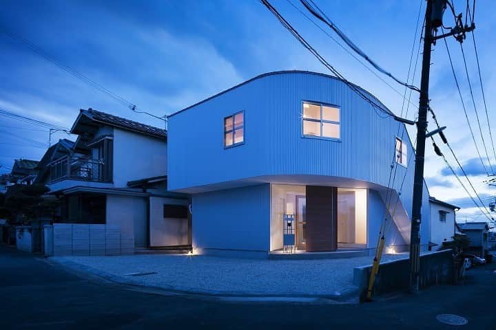 はりまの家さんのインスタグラム写真 - (はりまの家Instagram)「魚住町の家 施工：旭ホームズ株式会社 @himejiasahihomes . ─────────────────────── 神戸の設計事務所CONTAINER DESIGN（コンテナ デザイン）設計、施工 旭ホームズの住宅です。 ─────────────────────── 詳しくは @harimanoie からHPをチェック！ ─────────────────────── . . #太陽熱暖房 #無垢材 #ウッドデッキ #インナーテラス #姫路市 #加古川市 #高砂市 #赤穂市 #明石市 #加西市  #工務店 #ハウスメーカー #注文住宅 #施工事例  #インテリア #モデルハウス #マイホーム #家作り #家 #おうち #interior #architect #house #homedesign #はりまの家」4月26日 12時00分 - harimanoie