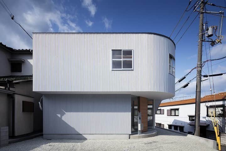 はりまの家さんのインスタグラム写真 - (はりまの家Instagram)「魚住町の家 施工：旭ホームズ株式会社 @himejiasahihomes . ─────────────────────── 神戸の設計事務所CONTAINER DESIGN（コンテナ デザイン）設計、施工 旭ホームズの住宅です。 ─────────────────────── 詳しくは @harimanoie からHPをチェック！ ─────────────────────── . . #太陽熱暖房 #無垢材 #ウッドデッキ #インナーテラス #姫路市 #加古川市 #高砂市 #赤穂市 #明石市 #加西市  #工務店 #ハウスメーカー #注文住宅 #施工事例  #インテリア #モデルハウス #マイホーム #家作り #家 #おうち #interior #architect #house #homedesign #はりまの家」4月26日 12時00分 - harimanoie