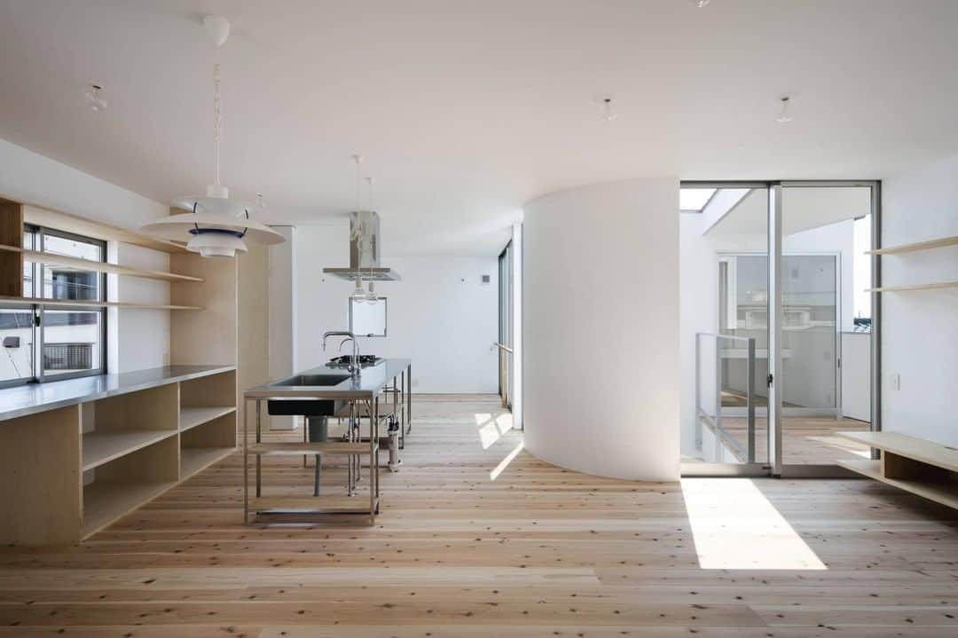 はりまの家さんのインスタグラム写真 - (はりまの家Instagram)「魚住町の家 施工：旭ホームズ株式会社 @himejiasahihomes . ─────────────────────── 神戸の設計事務所CONTAINER DESIGN（コンテナ デザイン）設計、施工 旭ホームズの住宅です。 ─────────────────────── 詳しくは @harimanoie からHPをチェック！ ─────────────────────── . . #太陽熱暖房 #無垢材 #ウッドデッキ #インナーテラス #姫路市 #加古川市 #高砂市 #赤穂市 #明石市 #加西市  #工務店 #ハウスメーカー #注文住宅 #施工事例  #インテリア #モデルハウス #マイホーム #家作り #家 #おうち #interior #architect #house #homedesign #はりまの家」4月26日 12時00分 - harimanoie