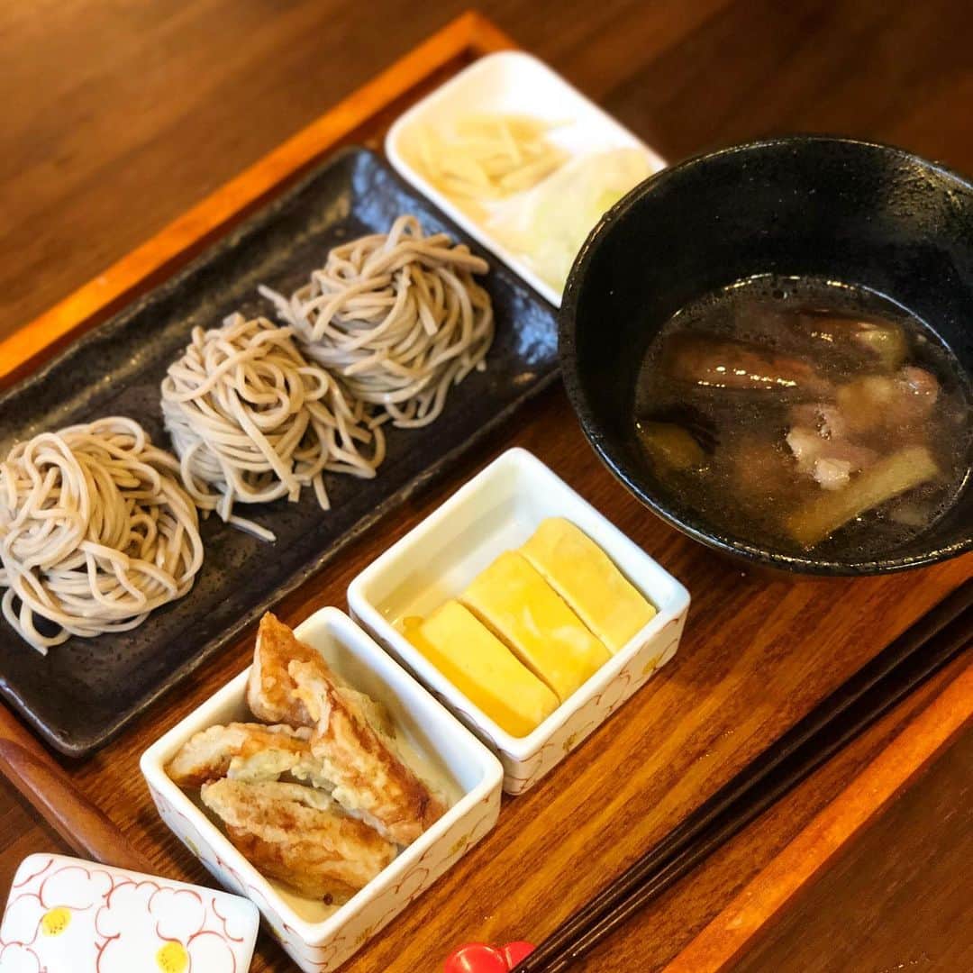 川島カヨのインスタグラム：「寝起きに思いついてしまったので、お蕎麦屋さん風ブランチ。﻿ ﻿ ﻿ つけだれはナスと豚肉。出汁巻と磯辺揚げもつけてみた😊﻿ ﻿ ﻿ #きょうのごはん﻿ #適当ごはん﻿ #おうちごはん﻿ #おうちごはんlover﻿ #ゆるめし﻿ #japaneasefood﻿ #クッキングラム﻿ #ひとりごはん﻿ #breakfart﻿ #brunch﻿ #蕎麦﻿ #soba﻿ #おうちで過ごそう﻿ #おうち時間﻿ #stayhome﻿」