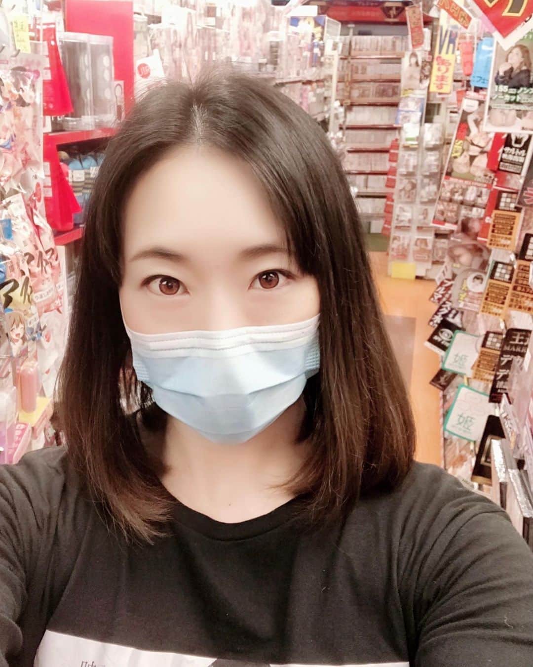 若林美保さんのインスタグラム写真 - (若林美保Instagram)「芳賀書店でアルバイトはじめました。  #芳賀書店 #アルバイト #書店員」4月26日 12時00分 - waka_miho