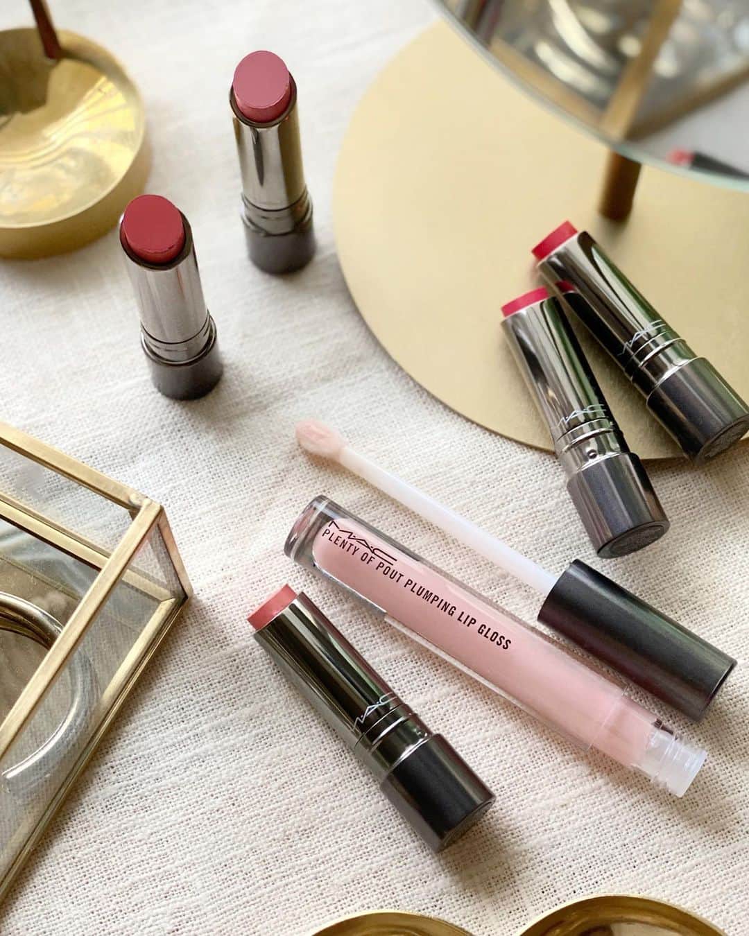 M∙A∙C Cosmetics Japanのインスタグラム：「ㅤ 【M·A·C公式オンラインショップ限定】 ひとぬりで、唇にボリュームを与える「プレンティ オブ パウト プランピング リップスティック」5色と「プレンティ オブ パウト プランピング リップグロス」が期間・数量限定で20%OFFに✨お得なこの機会をお見逃しなく♪ ㅤ ㅤ ※カート内で表示価格より20%OFFが適用されます ㅤ * 表示価格は希望小売価格になりますが、カート内で20％OFF割引が適用されます。 * 初回購入特典の10％OFFは、適用されません。なお、割引クーポンの利用はできません。 * 限定数量のため、なくなり次第販売終了いたします。 * 20％OFF適用される製品は、本ページに表示される製品のみになります。 ㅤ #MACplentyofpout」