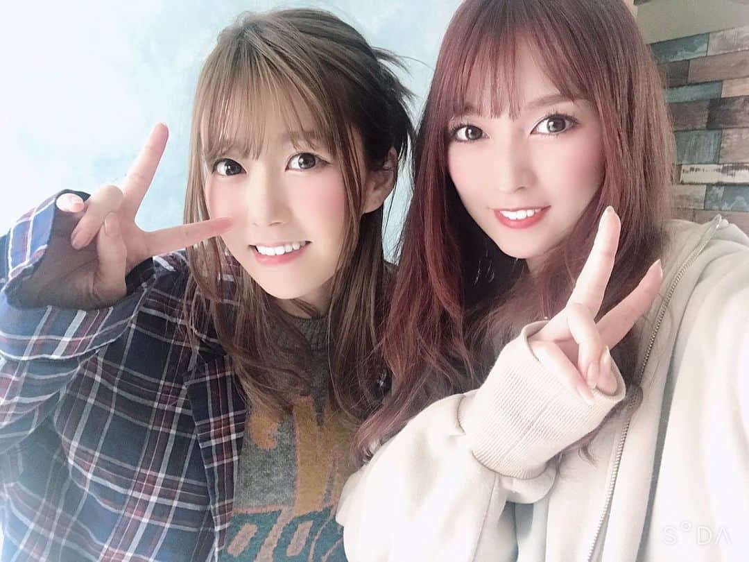 夏奈子のインスタグラム：「MARIASのグラビア撮影のときの写真⭐️ 姉妹みたいっ❤️って 言われて嬉しかった〜ん！  パチスロ実戦術MARIAS グラビアページみてねーー🤍  #MARIAS #パチスロ #グラビア #セクシー #可愛い #姉妹 #二人のショットもお気に入り #グラビア #見てね #政重ゆうき  #love #おっとり #キュート #山口　と #福岡 #またよろしくね❤️」
