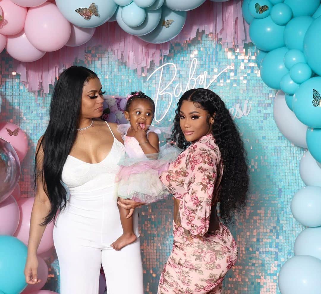 Lira Mercerさんのインスタグラム写真 - (Lira MercerInstagram)「I’ve been a mom for 1 year. 😩💕 S/O to me ! Hair: @beyanihaircollection」4月26日 12時08分 - lira_galore