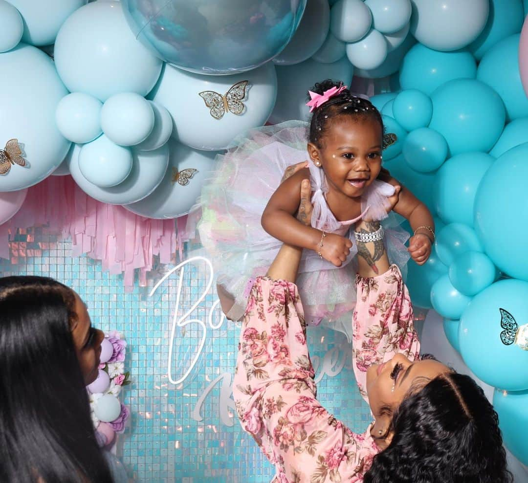 Lira Mercerさんのインスタグラム写真 - (Lira MercerInstagram)「I’ve been a mom for 1 year. 😩💕 S/O to me ! Hair: @beyanihaircollection」4月26日 12時08分 - lira_galore