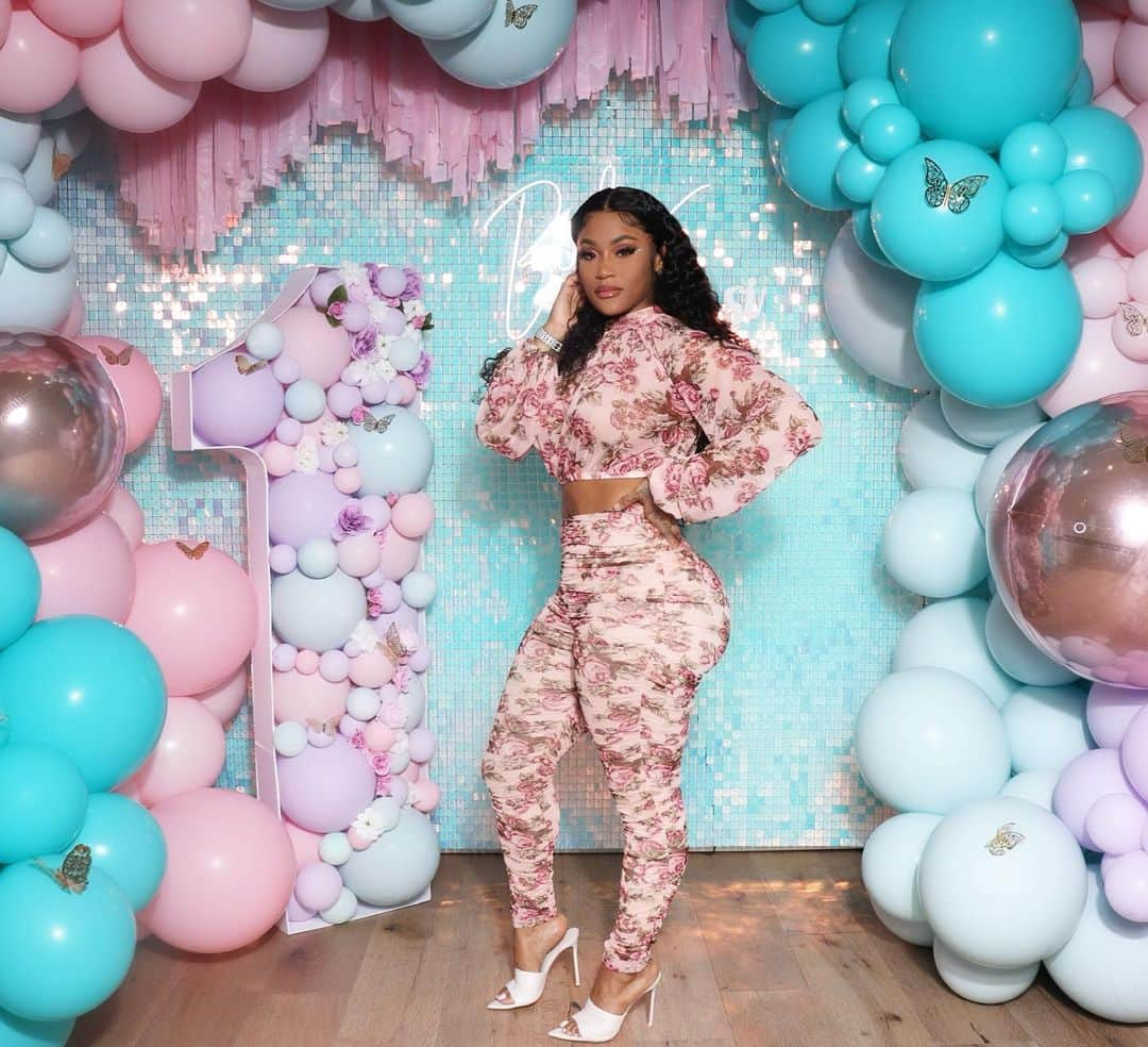 Lira Mercerさんのインスタグラム写真 - (Lira MercerInstagram)「I’ve been a mom for 1 year. 😩💕 S/O to me ! Hair: @beyanihaircollection」4月26日 12時08分 - lira_galore