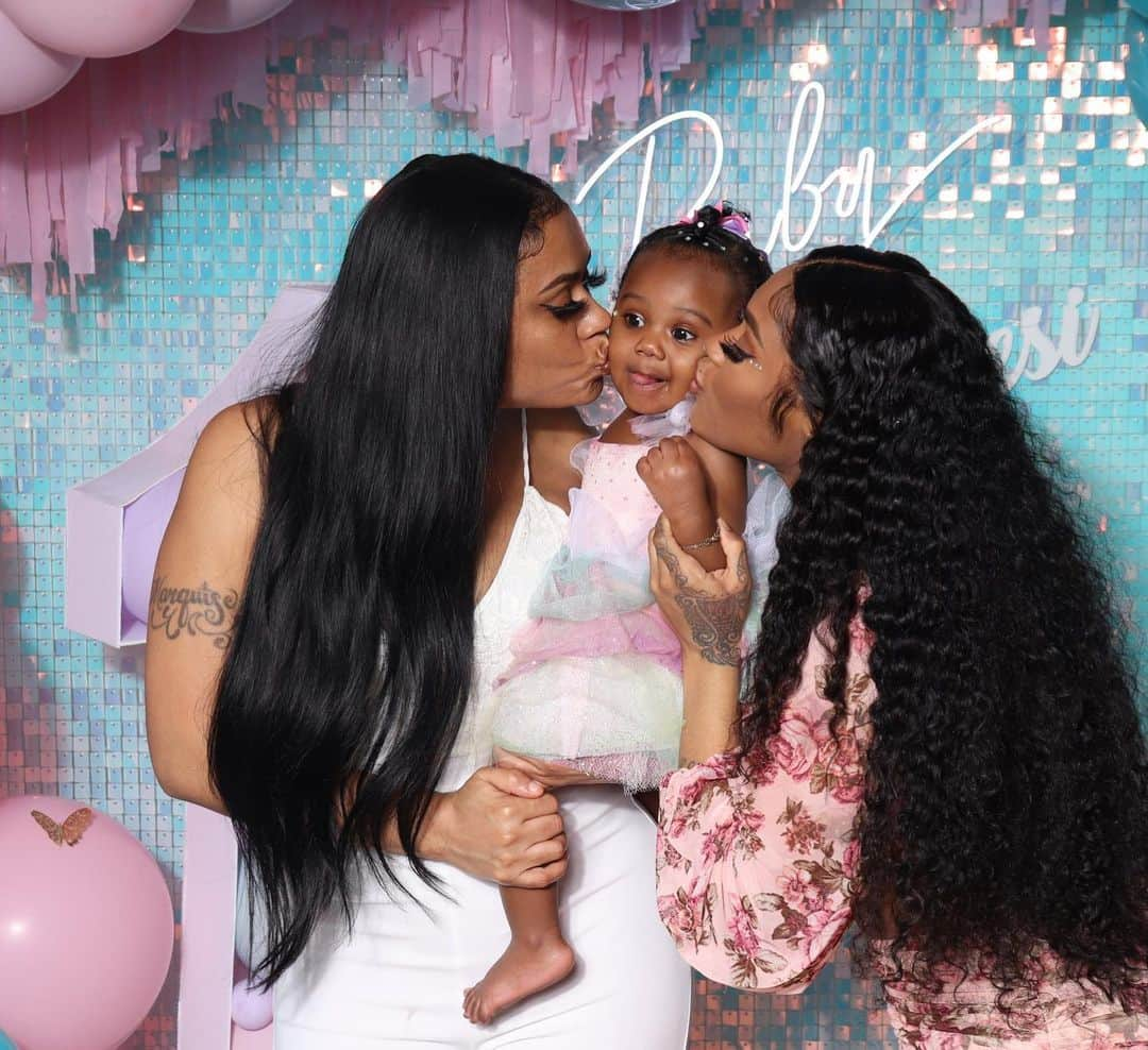 Lira Mercerさんのインスタグラム写真 - (Lira MercerInstagram)「I’ve been a mom for 1 year. 😩💕 S/O to me ! Hair: @beyanihaircollection」4月26日 12時08分 - lira_galore