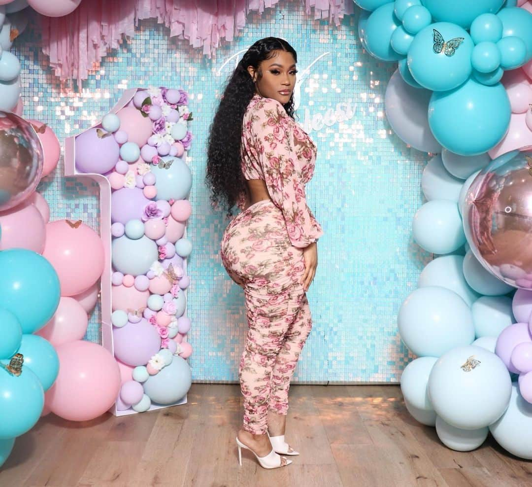 Lira Mercerさんのインスタグラム写真 - (Lira MercerInstagram)「I’ve been a mom for 1 year. 😩💕 S/O to me ! Hair: @beyanihaircollection」4月26日 12時08分 - lira_galore