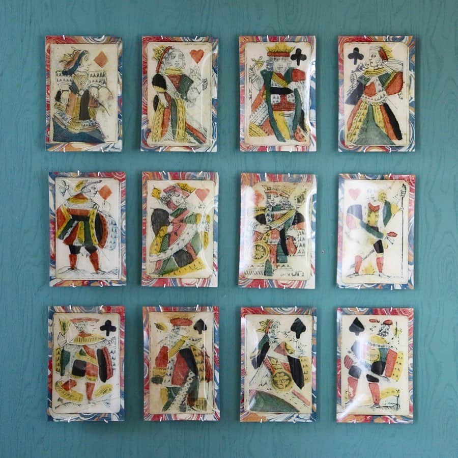 のインスタグラム：「【NEW ARRIVAL】18世紀から19世紀にかけての古い挿絵や紙の持つ美しさと、時を経ても失われない色鮮やかさをガラスに閉じ込めたデコパージュプレート。 ♠︎♦︎♣︎♥︎🌹 シュールな表情のキングやクイーンが魅力的なトランプモチーフは、届いたばかりの新作コレクションです。 お好みのモチーフと組み合わせて、自分だけの特別なデコレーションをお楽しみください。 ¥7,700(tax in)〜 ---------------------------------------------------- 【通信販売について】 H.P.DECOでは、オンラインショップや店舗との通信販売も行っております。商品に関して気になるものがございましたら、Instagramプロフィールの「問い合わせ」よりお気軽にご連絡ください。 . ＼送料無料キャンペーンのお知らせ／ 合計20,000円（税抜）以上のご購入で、送料無料にてご配送を承ります。 期間:2020年4月末まで ※大型のアート品や家具、照明など一部対象外もございます。 ---------------------------------------------------- ・ #hpdeco #hpdecoaosando #johnderian #ジョンデリアン #interior #インテリア #art #アート　#デコパージュ #ny #クリエイションが人を豊かにする #アート感のある暮らし」