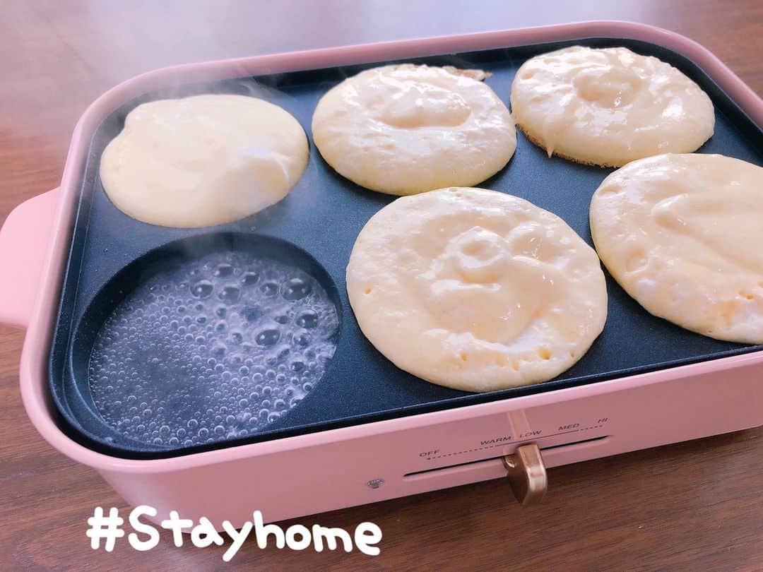 南まりかのインスタグラム：「. 朝は娘のリクエストで、ふわふわパンケーキ🥞 いつものパンケーキを卵白だけメレンゲにして蒸し焼きにしたんだけど… 焼いてる間に洗い物をしようと思ったら見事に焦げちゃった😣笑  だけどフワフワに仕上がっていたので良しです。笑  #bruno #ホットプレート #パンケーキ  #おうち時間 #おうちごはん #朝ごはん  #ふわふわパンケーキ #焦げたけど」