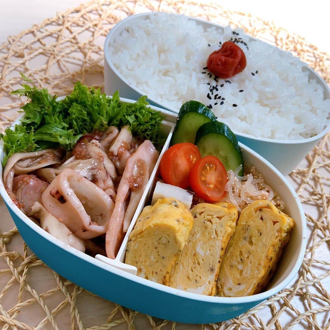本田しおりのインスタグラム：「#今日のお弁当  #ヤリイカと舞茸の生姜焼き #海老ちりめん入り出し巻き卵#木耳天#しらたき明太子#ぬか漬け胡瓜  #お弁当 #本田弁当 #旦那さん弁当 #神ちゃん弁当」
