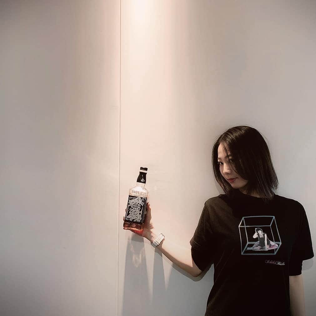 安済知佳のインスタグラム：「番組ラストイベントまであと12週  #安済知佳いちかばちか #ちかちか  #カウントダウン #天才軍師さんにいただいたジャックダニエル #これからも大事に飲んでいきます #プレミアムチカサンデー #改めて見るとどういう状況 #これがおしゃれおもしろいなのだろうか #たぶん違う」
