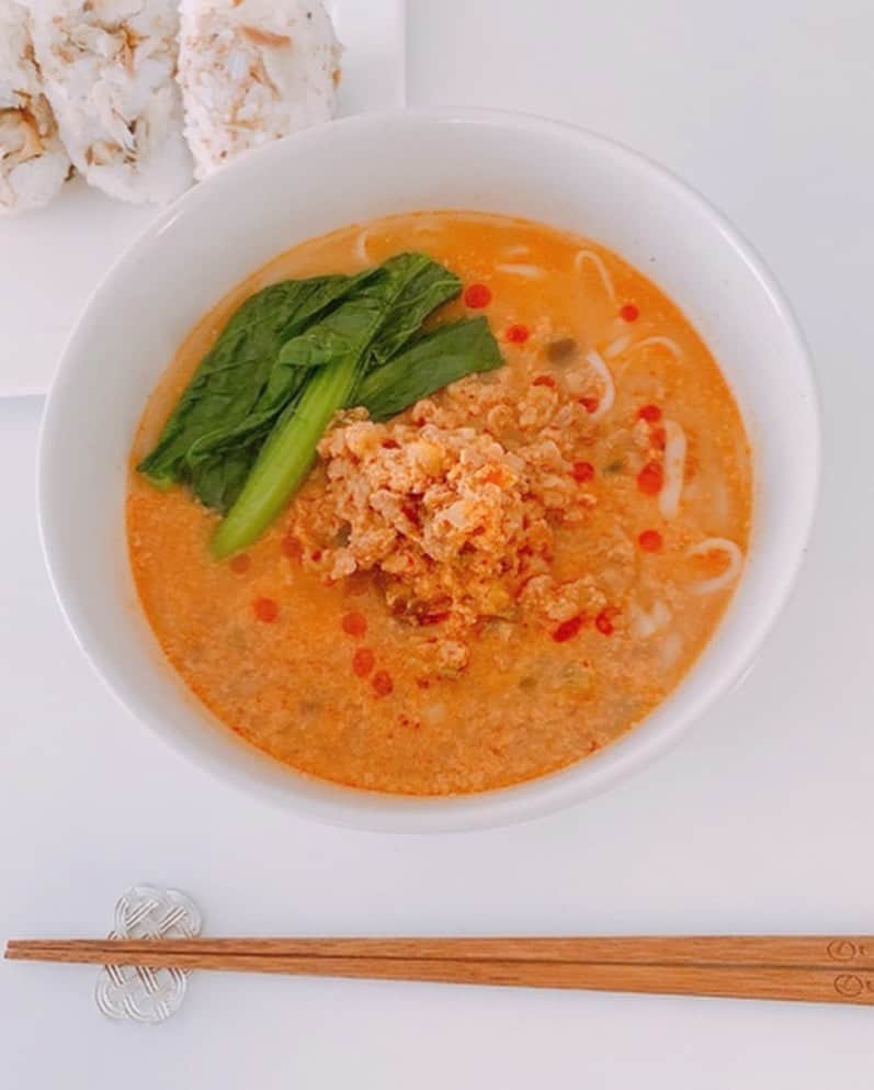前田ゆかのインスタグラム：「おひるは お肉を使わない豆乳坦々麺！  お肉を使わずに大豆のお肉で肉味噌を作りました。この大豆のお肉本当に万能。 ひき肉のかわりになってお料理半分は使うようになっています。  時々麺が食べたくなるのでその時によく使うのが糖質ゼロ麺。低カロリー糖質ゼロで緩やかな糖質コントロールを取り入れることでヘルシーに。 水切りだけで食べられるのも嬉しいですね✨ お昼は麺料理が増えてます✨  #大豆のお肉 #植物タンパク質 #豆乳坦々麺 #糖質ゼロ麺 #麺の厚みがある #低カロリー #グルテンフリー #ロカボ #おうちごはん #鯖と胡麻のおにぎりと一緒に😌 #maeyukareshipi」