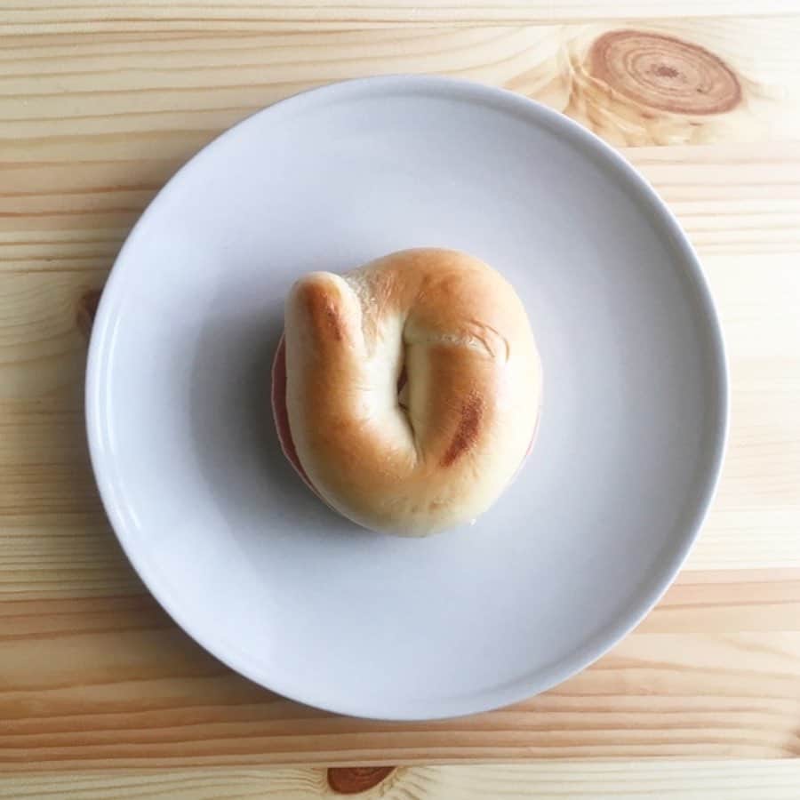 宮本菜津子さんのインスタグラム写真 - (宮本菜津子Instagram)「今日のひるごはん。こないだ焼いたベーグルに東京の友人めこちゃん @mecongawa からいただいたハムを挟んだやつ🥯🐽🧀チーズは、スライスがなかったのでベビーチーズ切り刻んでほりこんでやりました。とても美味しかった！気持ちが満たされた🌕💐 - めこちゃんとたまたまパンの話しになって、そこからベーグル焼いて送ろうか？て話しになったのだけれど。そのとき、めこちゃんが着払いで送ってね！と、あ、それかこちらの美味しいものを何か送るよ！と言ってくれて。え、なにそれめっちゃ素敵！ってなって。  前の投稿でも書いたけど、わたしは人と関わること、その空気にこそ価値があるって思ってるから、この提案にはほんと胸が躍って。めこちゃん、素敵な機会をありがとう！  そのような感じで、めこちゃんが選んで送ってくれた〜☺️という背景により、今日のひるごはんはべらぼうに美味しく感じたのでありました。こういうことなんだよなあ！ほんと。 - 3枚目は、めこちゃんが届いたよーと送ってきてくれたお写真🥯 - #massofthefermentingdregs  #motfd #masudore #lunch #bagel #stayhome  #マスドレ #ランチ #ひるごはん #おひるごはん #ベーグル #ベーグルサンド」4月26日 12時20分 - natsukondesu