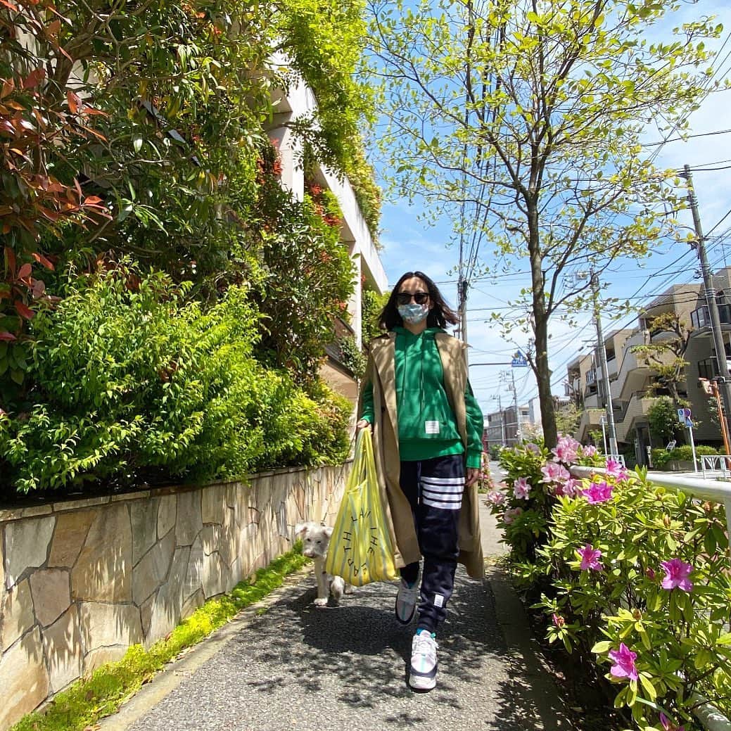 HiRAO INCのインスタグラム：「. 休日は、家の裏にある八百屋さんに、イヌの散歩も兼ねて買い出しに行くのが日課。  Mylanのペットボトルのリサイクル生地を使用したエコバッグは、軽くて水に濡れてもすぐに乾く撥水性の高い生地なので、お買い物には欠かせない。たっぷり入るし、丈夫だしね💕  それから、定番のトムブラウンのスエットパンツとパーカー。生地がしっかりしているから、気温が低くても大丈夫。  マスクは @keitamaruyama  毎回手洗いして抗菌スプレーしてる。  お気に入りの者たちで、気分をあげて、STAY HOMEを続行。 がんばろ✨💕 .  #Mylan #thombrowne  #keitamaruyama」