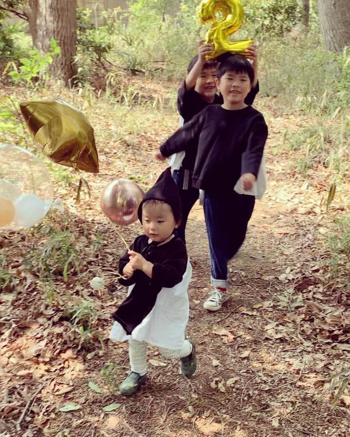 のインスタグラム：「🧚‍♂️🌞🌳🌈 先日の誕生日会で使った 風船🎈が 、まだプカプカ 元気なので、お外で 持たせてあげたら… 大喜び🥰✨ * 人がいない午前中に、少しだけ お散歩してパワーチャージしました🥳🌿🌈✨ * #散歩#風船#3兄弟#2歳0ヶ月#riorukaren_movies_  #2歳#お誕生日#2歳誕生日#2歳バースデー#🎈」