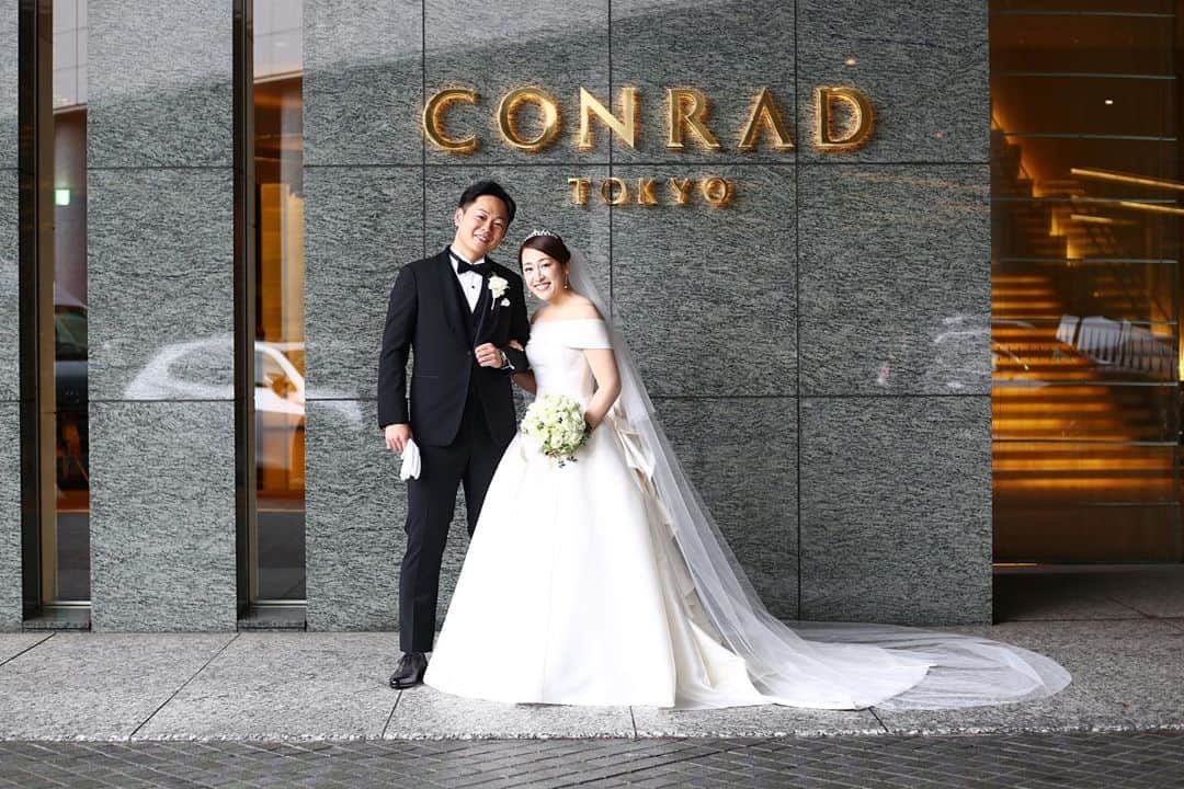 菊池沙都のインスタグラム：「結婚式思い出シリーズ💍 何度もごめんなさい🙇‍♀️💦 せっかくなので思い出載せます🤵👰❤️ Looking back on memories :) ♡ 悩んだけど結果的に一目惚れしたウェディングドレス。 . 試着の時は絶望的にファスナーが閉まらず🙅‍♀️💔 大貴と一緒にできる限り体を絞って体重落として、 今度は筋トレしすぎて体大きくなってしまったらしく、 今は筋トレをやめましょうとアドバイスを頂き、 当日はファスナーを締めるために担当の方と新郎が 『せーーーのっ！』と言って汗だくになってたこと、 そして白いドレス時は息苦しくて細く息してたこと 今でも忘れられない幸せな思い出です☺️🍀 ようするに、体が人一倍大きくてごめんなさい。 #photographer 👏✨ #結婚式#結婚式小物#結婚式写真 #wedding#weddingphotography #コンラッド#コンラッド花嫁 #CONRAD#conradwedding #ウェディングドレス#カラードレス #美人花嫁図鑑  #weddingdress #婚約指輪 #engagementring  #結婚指輪#marriagering #ハリーウィンストン#harrywinston」