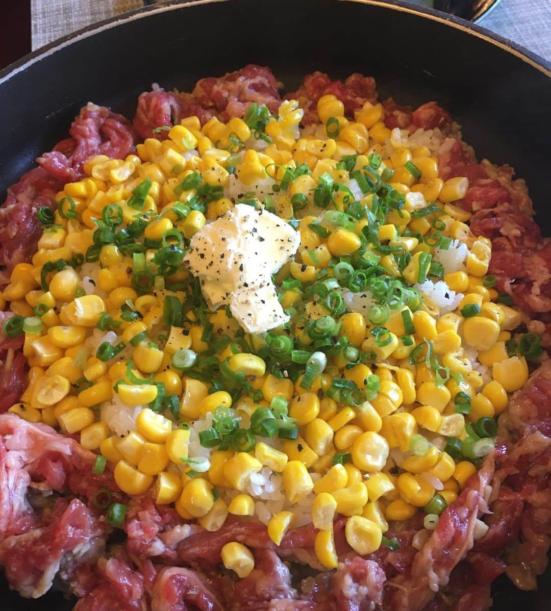 小橋めぐみのインスタグラム：「ホットプレートで、 ペッパーランチ風ライス🐄」