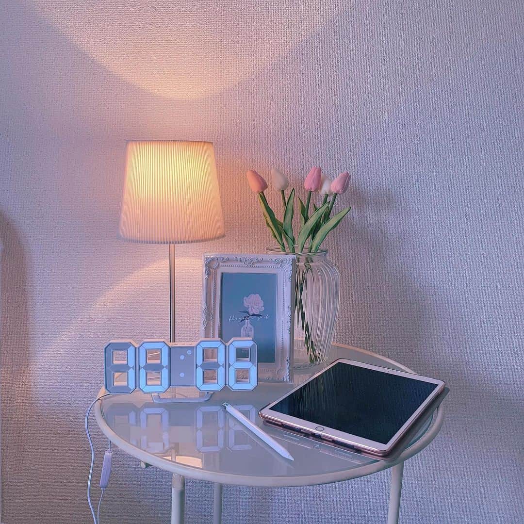のインスタグラム：「#おうち時間 なにしてる〜🛋⚪️？」