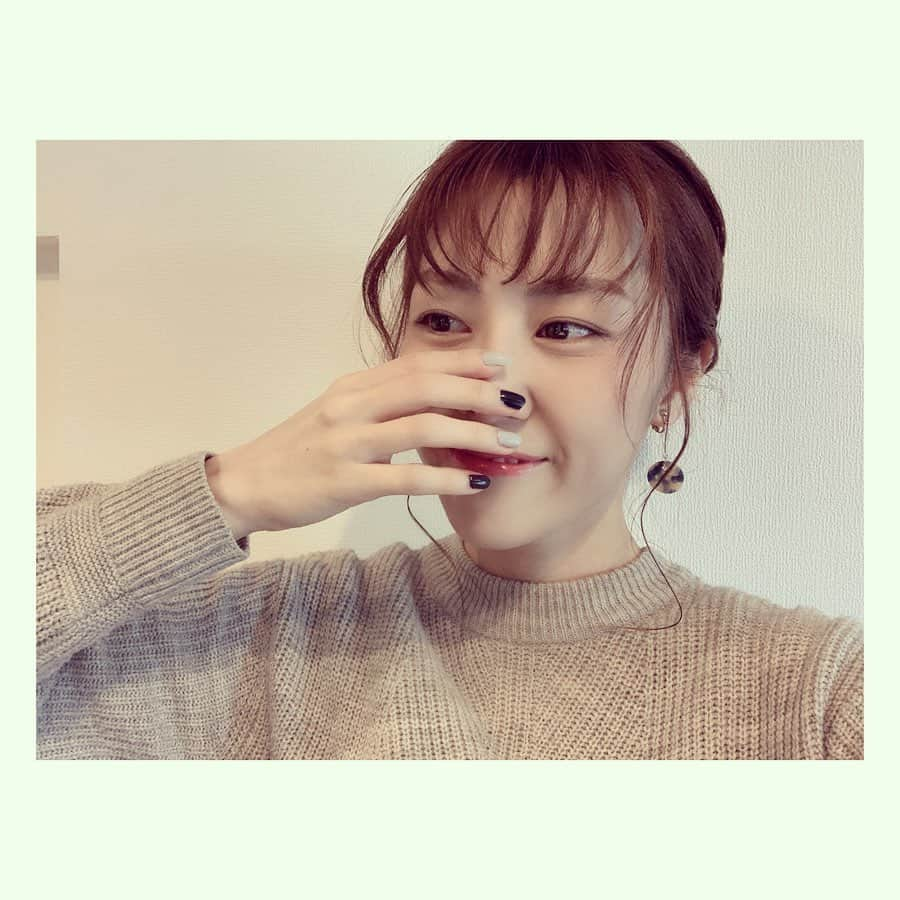 松田実里さんのインスタグラム写真 - (松田実里Instagram)「💅💅💅﻿ ﻿ ﻿ この期間。﻿ ネイルも気分転換になりますね。﻿ ﻿ ﻿ シンプル好きだから時期に限らず基本はセルフネイル。﻿ 塗りやすさも混みで濃い色好き。﻿ でもパステルカラーも取り入れたいのだけどセルフだとムラが気になるー。﻿ 難しいー。﻿ ﻿ ﻿ #ネイル #nail #color #blue﻿ #Instagram #instagood #instalike ﻿ #love #photo #fashion #F4F ﻿ #フォロミー  #팔로우 #셀카 #일상 #松田実里 #舞台﻿ #カフェ巡り #おしゃれ #お洒落  #撮影 ﻿ #撮影モデル #フォトジェニック #旅行﻿ ﻿ ❖ ❖ ❖ ❖ ❖ ❖ ❖ ❖ ❖ ❖ ❖ ﻿」4月26日 12時55分 - misato_matsuda