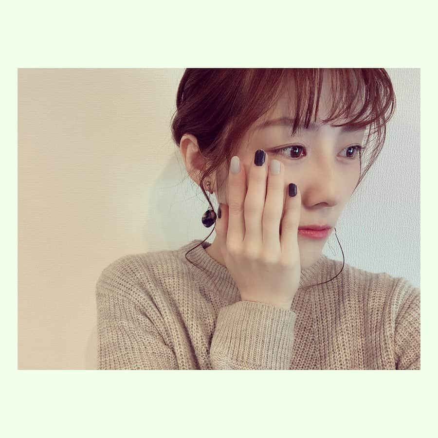 松田実里さんのインスタグラム写真 - (松田実里Instagram)「💅💅💅﻿ ﻿ ﻿ この期間。﻿ ネイルも気分転換になりますね。﻿ ﻿ ﻿ シンプル好きだから時期に限らず基本はセルフネイル。﻿ 塗りやすさも混みで濃い色好き。﻿ でもパステルカラーも取り入れたいのだけどセルフだとムラが気になるー。﻿ 難しいー。﻿ ﻿ ﻿ #ネイル #nail #color #blue﻿ #Instagram #instagood #instalike ﻿ #love #photo #fashion #F4F ﻿ #フォロミー  #팔로우 #셀카 #일상 #松田実里 #舞台﻿ #カフェ巡り #おしゃれ #お洒落  #撮影 ﻿ #撮影モデル #フォトジェニック #旅行﻿ ﻿ ❖ ❖ ❖ ❖ ❖ ❖ ❖ ❖ ❖ ❖ ❖ ﻿」4月26日 12時55分 - misato_matsuda