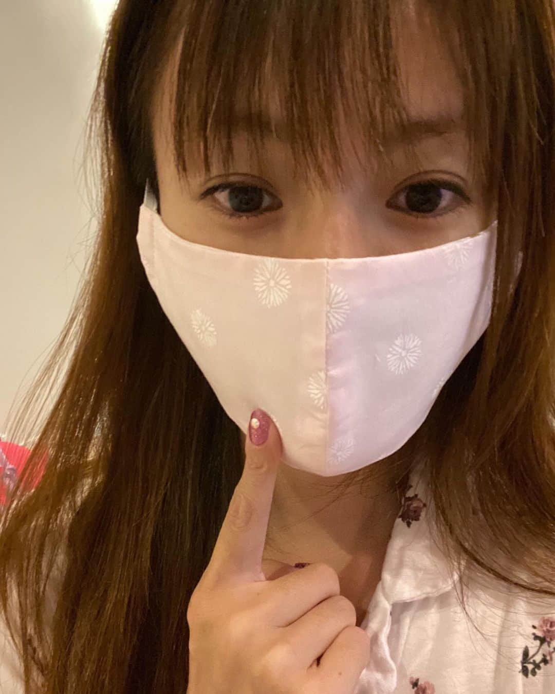 深田恭子のインスタグラム：「皆様、いかがお過ごしでしょうか？ お家から出られなかったり、毎日家族の食事をつくられたり、お仕事の状況が変わったり生活の変化など、自分を守り、周りの人を守ること、沢山の方法で努力されていると思います。 私は母がマスクを手作りしてくれたのでそれを使っています。早くこの現状が収束する事と皆様のお身体と心の健康を願っております😢  医療関係者の方々、そしてマスクを作ってくれた母にも感謝です。」