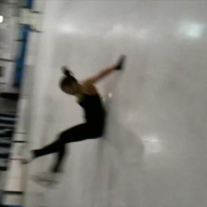 フィービー・ディ・トマソのインスタグラム：「Fall 7 times, stand up 8 ✨ An ancient proverb of the Skate School 💁🏻‍♀️ Rediscovered this clip of me slamming myself this week. How good. How nostalgic. Circa' 2008. Filming + kind words by my buddy @domtomato #figurefairies 🎶🎵 Freakum Dress - Beyoncé」