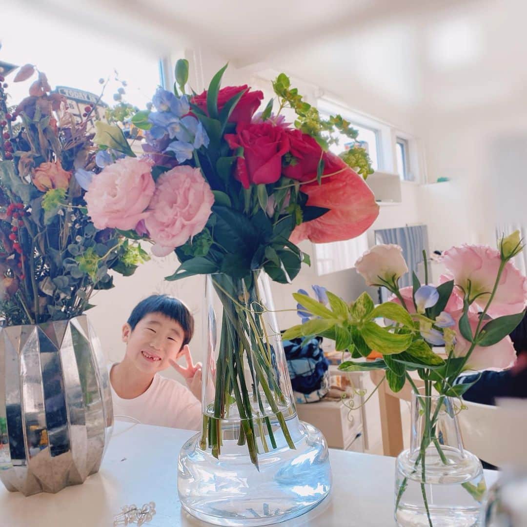 原口恵美のインスタグラム：「可愛いお花を見つめながらクッキング🌼🌸🍳 オンライン授業中の 可愛い次男がちょこんと顔出した😁♡ ほっこり♡ #四兄弟　#次男　#花のある暮らし #花のある生活 #何気ない日常　#笑顔にありがとう」