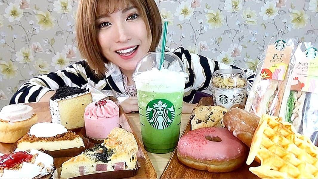 石関友梨のインスタグラム：「YouTube！勝手に食べ放題♡ #プロフィールからyoutube飛べます  #スタバ #食べ放題 #ドライブスルー #テイクアウト #フラペチーノ #抹茶 #スイーツ #サンドウィッチ #ドーナツ #ケーキ #ワッフル #贅沢」