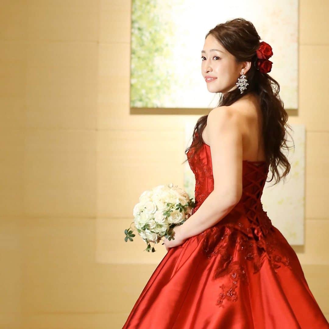 菊池沙都のインスタグラム：「結婚式思い出シリーズ📸 何度もごめんなさい🙇‍♀️💦 思い出載せたい🤵👰❤️#自己満グラム Looking back on memories :) ♡ 青も良いと思ってたけど着てみたら赤でした💙❤️ マーメイドの形を試着したら事件が起きました🧜‍♀️🧜‍♂️🧜‍♀️ 試着中はいつも大貴が写真をたくさん撮ってくれていました。 可愛いと思ってくれてるかと思ったら、中には私の肉がドレスにめちゃくちゃ乗ってる言葉が出ない写真もありました。 おかげで現実を知ることができました。 #私の旦那さん#写真たくさん撮ってくれる #photographer #結婚式#結婚式小物#結婚式写真 #美人花嫁図鑑  #wedding#weddingphotography #コンラッド#コンラッド花嫁#CONRAD#conradwedding #ウェディングドレス#カラードレス #weddingdress#colordress #婚約指輪 #engagementring  #結婚指輪#marriagering #ハリーウィンストン#harrywinston #新郎より新婦の方が指がパンパンなのはここだけのお話🤫」