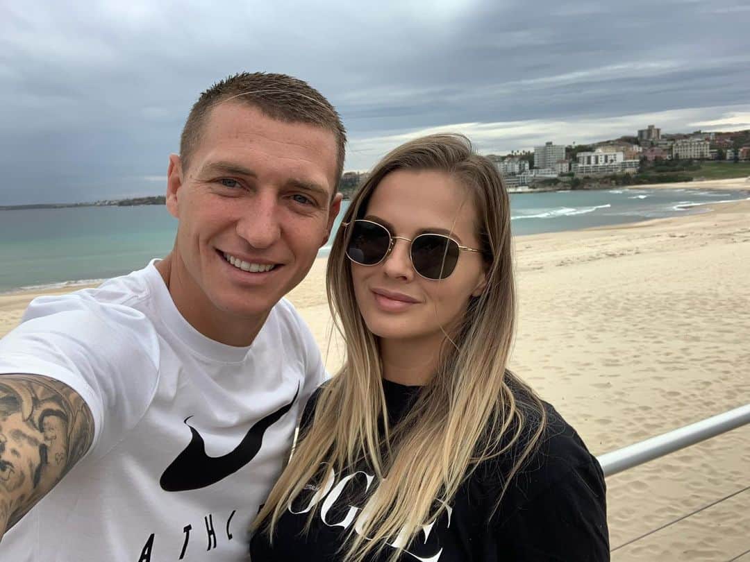 ミッチェル・デュークのインスタグラム：「Good to get out today! Been over a month with this one 24/7 and no divorce papers just yet 🤪」