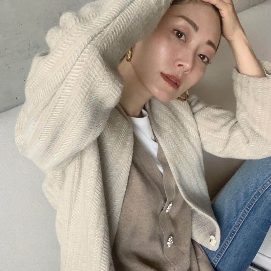 大塚良子さんのインスタグラム写真 - (大塚良子Instagram)「. 今日は日本へ小包を出すため久しぶりにマンハッタンへ出ました。ついでに日系マーケットで買出し！毎度のことながら抜け殻の様なNYの街を目の当たりにすると寂しい気持ちになりますね。2枚目は昨日のクオモ州知事会見にて読まれた手紙の内容、3枚目は日本語訳です。  こんな時でも日々小さな幸せはあるもので、 日本の友達からの何かあったらいつでも連絡してといった言葉や、こうして人を思いやる気持ちに触れると心温まります。  コメントで頂いたカシミアベストは @ganni の春夏です。  #staystrong #staysafe #newyork」4月26日 13時24分 - ryokokonami