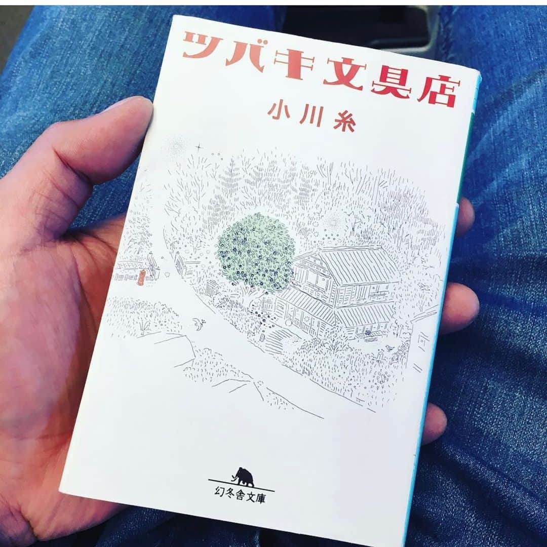 光永亮太さんのインスタグラム写真 - (光永亮太Instagram)「#ブックカバーチャレンジ  スタッフに薦められて読んだ本。  代筆屋さんとそこを訪れる方々との交流を描いた心温まるストーリー。  ばあちゃんちの縁側で、 日向ぼっこしているような気持ちになります。  #小川糸 #ツバキ文具店 #あと4冊」4月26日 13時35分 - mitsunagaryota