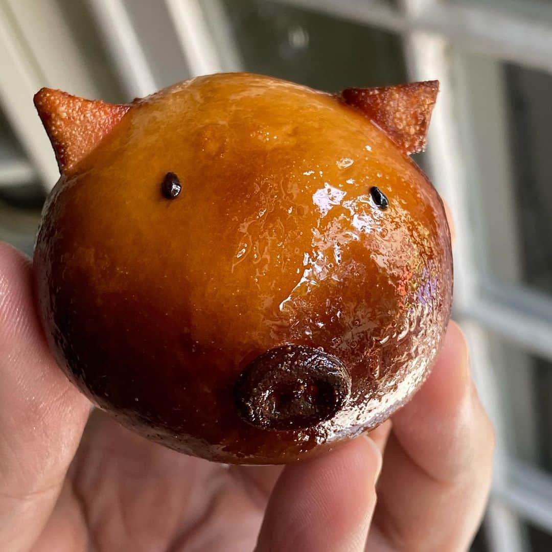 Symmetry Breakfastさんのインスタグラム写真 - (Symmetry BreakfastInstagram)「🐷🐷🐷 Three little piggies, they came to my house one Sunday for breakfast, and then I ate them 😂 These delightful red bean filled steam buns, they’re shop bought but they’re bringing a smile to my face! A delivery of Da Dong’s flakey custard tarts finish off a kind of Hong Kong/Macau inspired start to the day 😍😍😍 But what to do with the ones we couldn’t quite finish? Deep fry them of course 🙌🏼 #symmetrybreakfast」4月26日 13時37分 - symmetrybreakfast