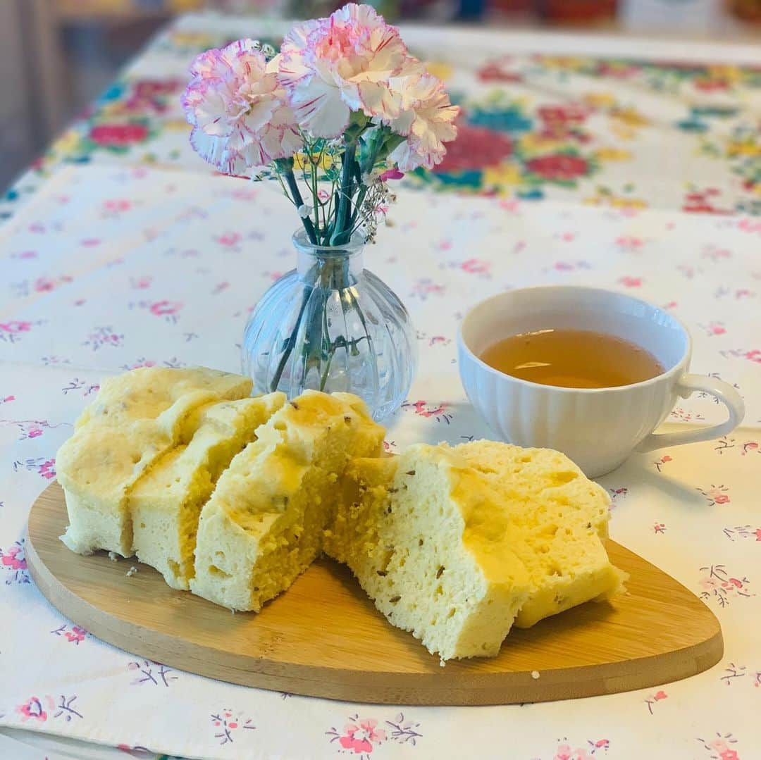 一条もんこさんのインスタグラム写真 - (一条もんこInstagram)「タッパーでレンチン！ 超簡単♡おいしいスパイス蒸しパン みそバターが香ります♪  ホットケーキミックス（HM）100g みそ　大さじ1 砂糖　大さじ1 牛乳　大さじ2 卵　1個 バター　大さじ1 クミン粒　小さじ1/2  ①ボウルにみそ、砂糖、牛乳を混ぜてから、卵を割りほぐし、さらにHMを混ぜる。 ③フライパンにバターとクミンを熱して①と混ぜる ③手のひらサイズのタッパーに流し入れ、ラップをしてレンジで600wで約2分30秒加熱する。  優秀なホットケーキミックスはおやつや食事に大活躍！ #スパイス#スパイス料理#レシピ#簡単レシピ#蒸しパン#電子レンジ#簡単料理#レンチン#おやつ#スパイス菓子#ホットケーキミックス#みそぱん#調理時間5分#ふわふわ#粉物最強説#実はお茶じゃない#一条もんこ」4月26日 13時41分 - monko1215