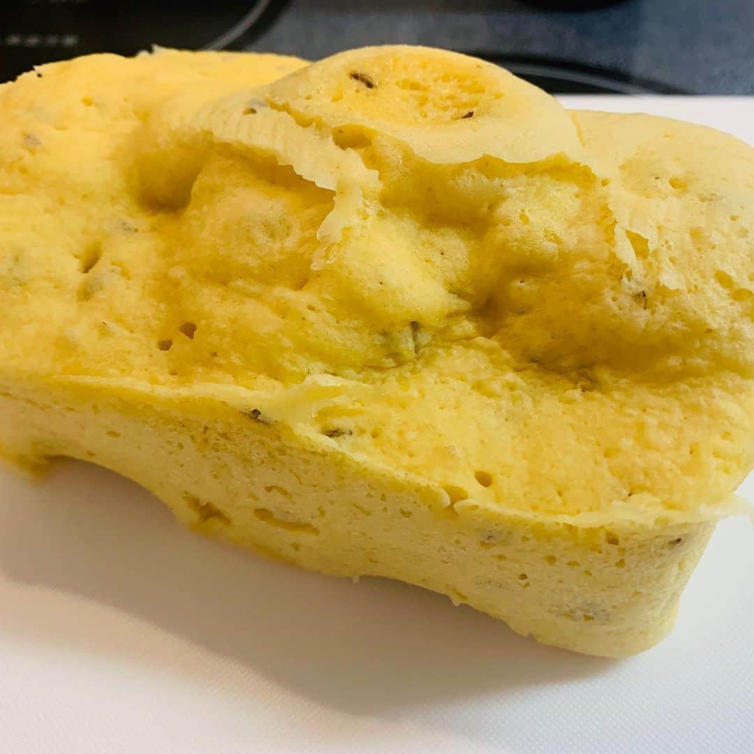 一条もんこさんのインスタグラム写真 - (一条もんこInstagram)「タッパーでレンチン！ 超簡単♡おいしいスパイス蒸しパン みそバターが香ります♪  ホットケーキミックス（HM）100g みそ　大さじ1 砂糖　大さじ1 牛乳　大さじ2 卵　1個 バター　大さじ1 クミン粒　小さじ1/2  ①ボウルにみそ、砂糖、牛乳を混ぜてから、卵を割りほぐし、さらにHMを混ぜる。 ③フライパンにバターとクミンを熱して①と混ぜる ③手のひらサイズのタッパーに流し入れ、ラップをしてレンジで600wで約2分30秒加熱する。  優秀なホットケーキミックスはおやつや食事に大活躍！ #スパイス#スパイス料理#レシピ#簡単レシピ#蒸しパン#電子レンジ#簡単料理#レンチン#おやつ#スパイス菓子#ホットケーキミックス#みそぱん#調理時間5分#ふわふわ#粉物最強説#実はお茶じゃない#一条もんこ」4月26日 13時41分 - monko1215