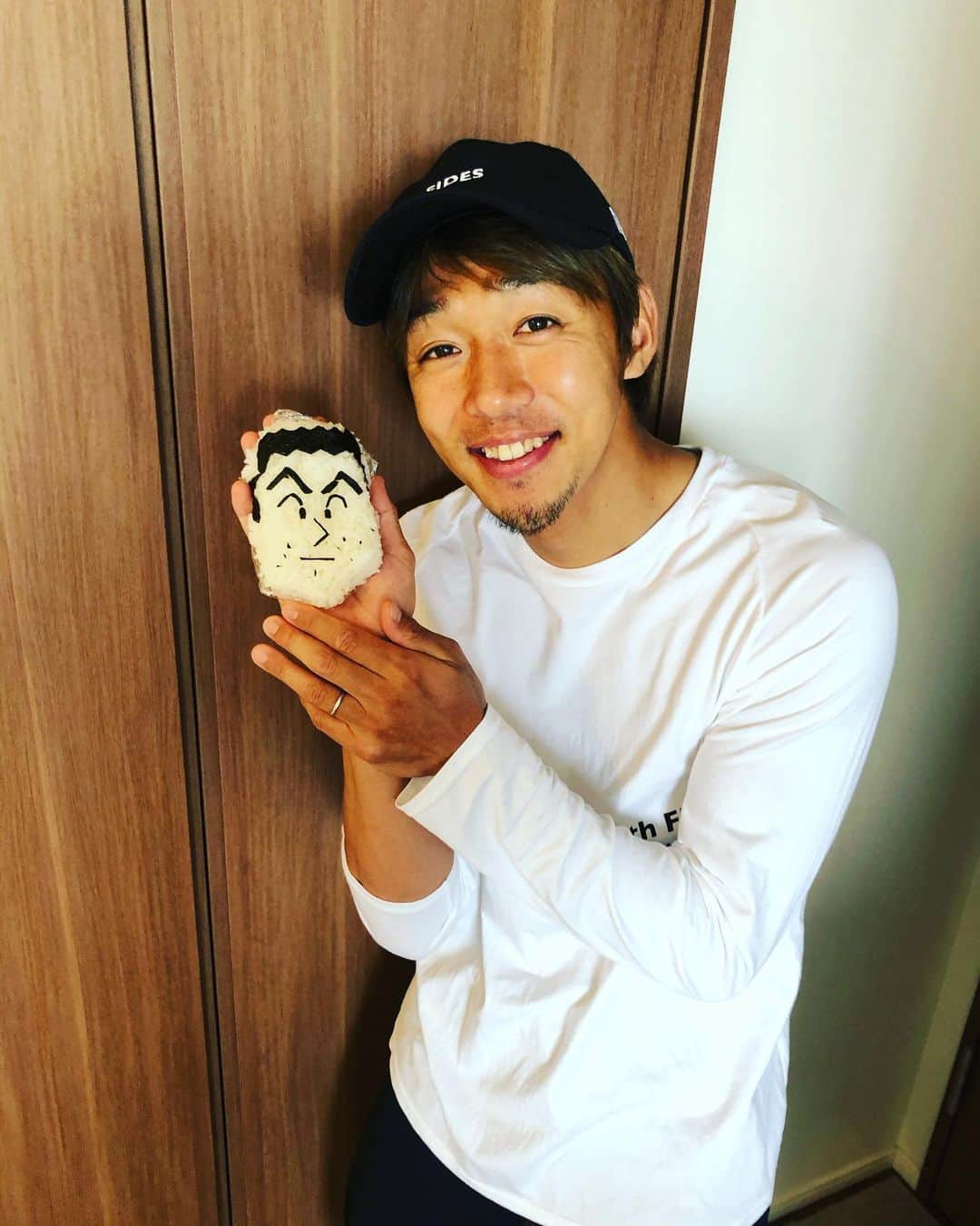 清武弘嗣のインスタグラム：「#祈るおむすびバトン  @toshiyuki_takagi_13 から回ってきました！！ 清武ひろしなので、クレヨンしんちゃんの野原ひろしを軽く握り作ってみました！！ あまり握ったり作ったりはしないけど、楽しく子供達が喜ぶかなと、愛情を込めて作りました。 まだまだ厳しい状況は続いてますが、1人1人が愛情を持ち、責任ある行動を心がけていきましょう。 . 次は優しい心の持ち主フェンシングの @daredemo313 と 人の事を思いやる気持ちをもった ホッケーの @yudahazuki に回してみたいと思います。 ちなみにはづきには無許可で回します。笑 . #祈るおむすびバトン  #作ってたら優しい気持ちになった #みんなが優しい気持ちと #お互いを思いやる気持ちをもとう #今できる事を全力で」