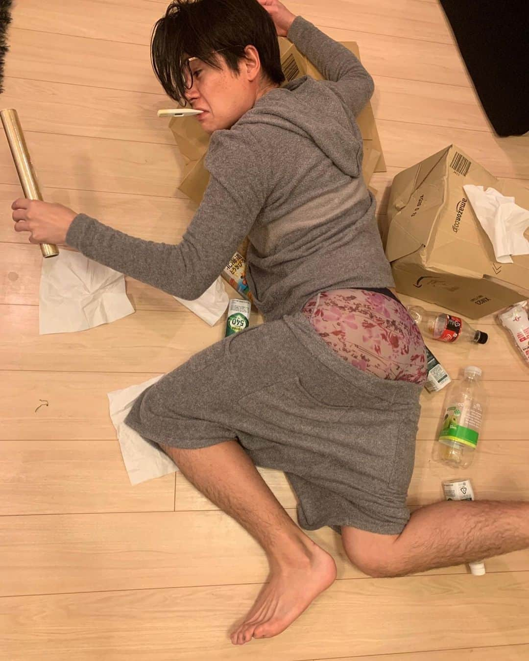 吉村崇さんのインスタグラム写真 - (吉村崇Instagram)「お詫び申し上げます この度いくつかのsns上のリレー が失敗した事をお詫び申し上げます  sns鈍足吉村は、 スタート直前に転倒してしまい メンタルケア等に時間がかかり 且つ、sns上での安静が必要だと、お父さんに言われたので一度離脱致します  松井珠理奈様から頂いた #自撮りリレー 大島麻衣様から頂いた #自撮り繋ぎ 自撮りの二大派閥からバトン… 本当に申し訳ございません 安藤美姫様から頂いた #熱男リレー 男子種目と思っていたら 何故か女性から頂いたバトン  本当に申し訳ございません  左手にバトンはありますので snsジョイナーもしくはネットルイスの方は 勝手に持ってて下さい  #リレー失敗 #松井珠理奈様 #大島麻衣様 #安藤美姫様 #申し訳ない #吉村を #ソーシャルネットワーク陸上界から #追放致します」4月26日 13時52分 - hnkyoshimura