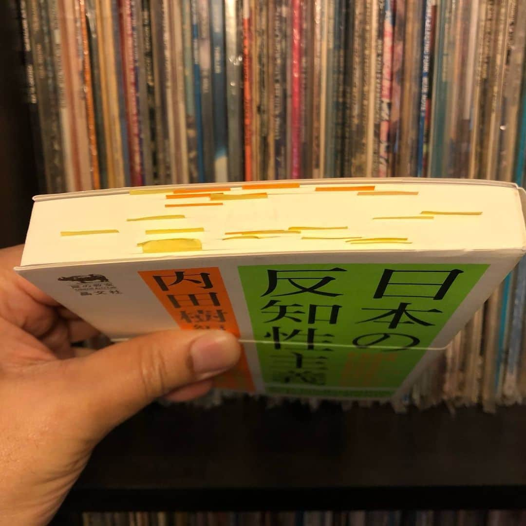 SWING-O a.k.a. 45さんのインスタグラム写真 - (SWING-O a.k.a. 45Instagram)「@miho_fukuhara から #7daysbookcoverchallenge が来ましたんで、受けておきます✋  内容については触れない/7日間毎日誰かにバトンを渡す、というのは無視させていただきます😝　バトンを渡したい人は既にやってるか、もしくはSNSをやってなかったりするのでね、特に先輩読書家はそうです、そういうもんです😄  1冊目は俺にとっての大先生 #内田樹先生 が編集した #日本の反知性主義 、ちょうど5年前に出た本ですが、何度も何度も読んでいて、その都度付箋が増えてこんな有様。多くの文筆家が #反知性主義 についてあーでもないこーでもないと言葉を慎重に選んで記してある本です。その、「慎重に」言葉を選んでる様がまさに #知性 を感じます。  昨今世界中の権力者、影響力のある人が「なぜバレバレの嘘をつくのか？」が見えてきます。彼らは「慎重に」言葉を選ばない。その瞬間その場を圧倒出来ればいいだけなのだから。ではなぜそんな時代になってしまってるのか？？？というのを各論者がいろんな視点から紐解いてくれる、まさに #視点が広がる本 です✋  #day1 #最後には誰かにふるかも？ #読書はいいよ　#soul大学」4月26日 13時57分 - swingo45