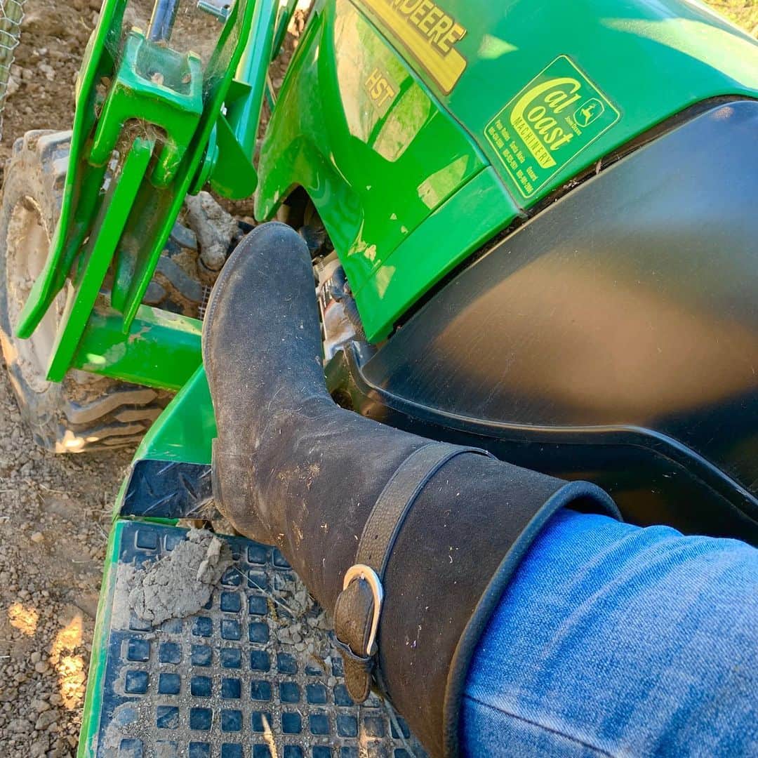 ダブのインスタグラム：「Oh yeah- dav boots in action on the tractor and making a garden! Lots of mud and 2-year old compost! #ojailife #davrainboots #bestrainboots #johndeere #johndeerepower」