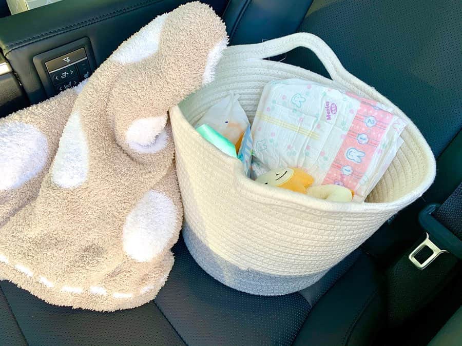 高松チェルシーリナのインスタグラム：「. 最近我が家に車が来たので！ 車に置いておく、ベビーグッズを入れるバッグ？バスケット？をダイソーでGET！ 500円の商品だけど、取手がついてて持ち運びもできるしたっぷり入るしデザインもシンプル可愛いしお値段以上🤤🎉 . #ベビーバッグ#ベビーグッズ#おむつバッグ#ダイソー#生後1ヶ月#新米ママ」
