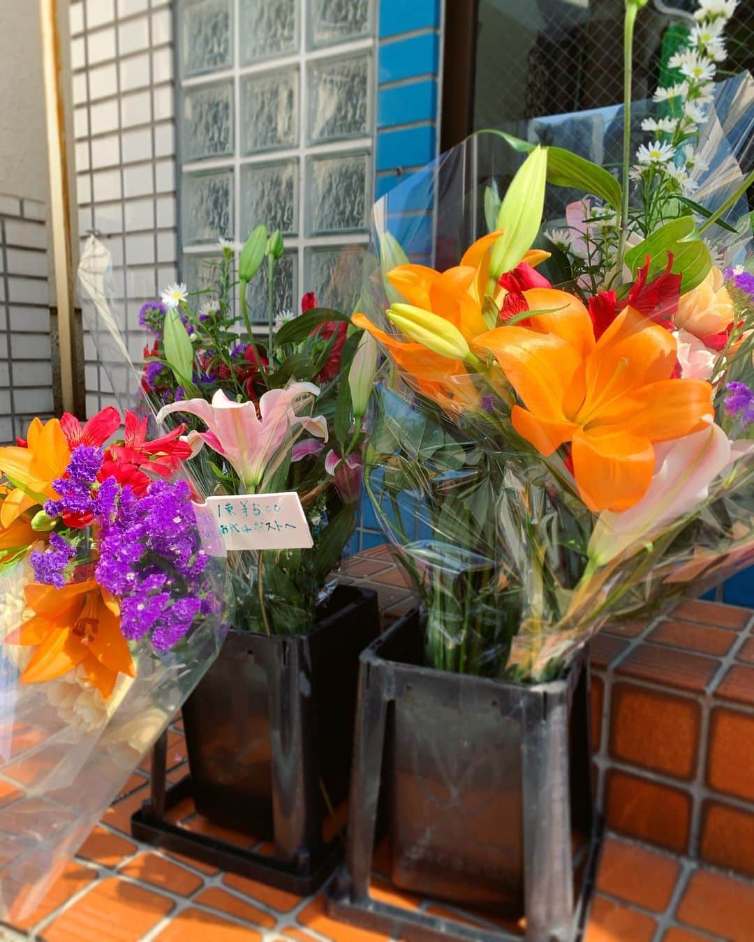 小田飛鳥さんのインスタグラム写真 - (小田飛鳥Instagram)「皆様お元気ですか？ 私もすっかり自粛期間が長くてセクシー（番長）じゃ無くなっちゃいましたw 近所のお花屋さんも休業中なのですが、お金をポストに入れたらお花を買える仕組みにして下さってて、、家にお花があるとやっぱり良いです💐 いつもは気付かない人の思いやりに気付けます。 とても大変な時ですが、悪い事だけじゃ無いとそう思いたいです😌」4月26日 14時19分 - asuka_oda_0320