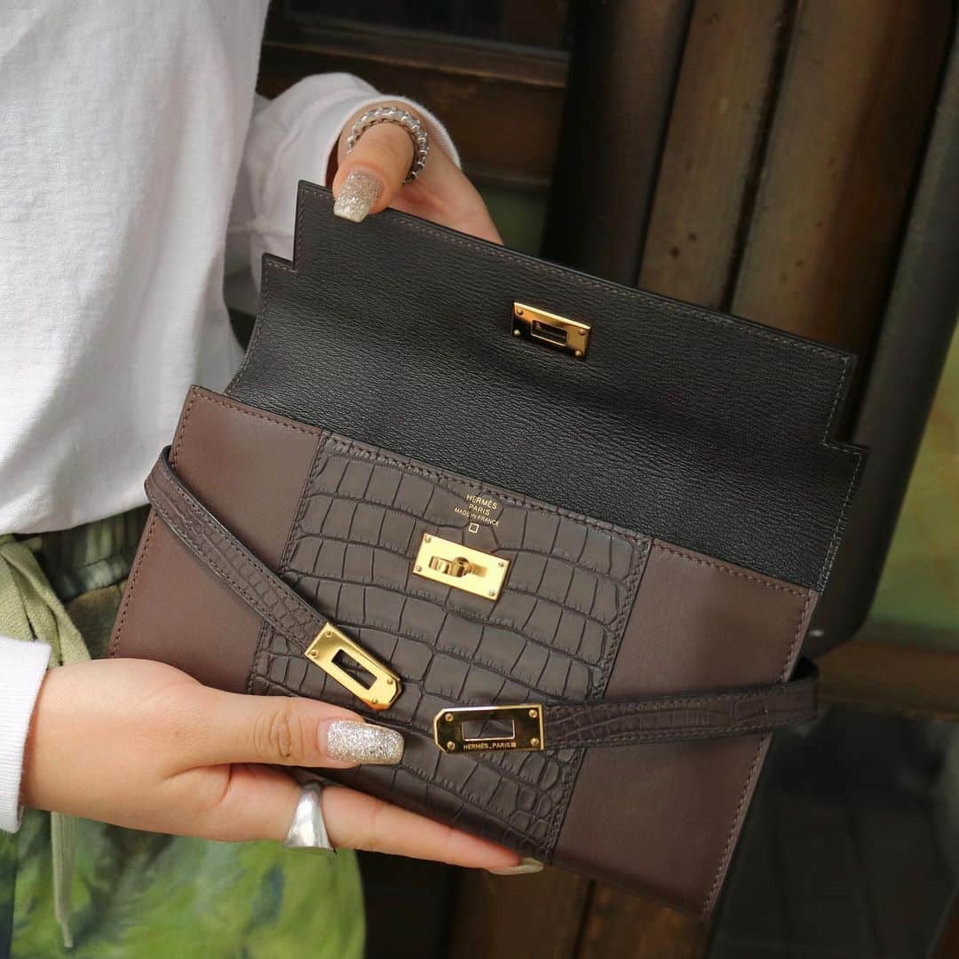 Vintage Brand Boutique AMOREさんのインスタグラム写真 - (Vintage Brand Boutique AMOREInstagram)「Hermes Alligator Kelly Wallet.  On website search for AO15043.  Free Shipping Worldwide✈️ DM for more information ≫ ≫ ≫✉️ info@amorevintagetokyo.com  #ヴィンテージ #エルメス  #ヴィンテージエルメス #ヴィンテージブランドブティック #アモーレ #アモーレトーキョー #表参道 #青山 #東京 #hermes #vintage #vintageHermes #hermesvintage#amoretokyo #amorevintage #vintageshop」4月26日 14時13分 - amore_tokyo