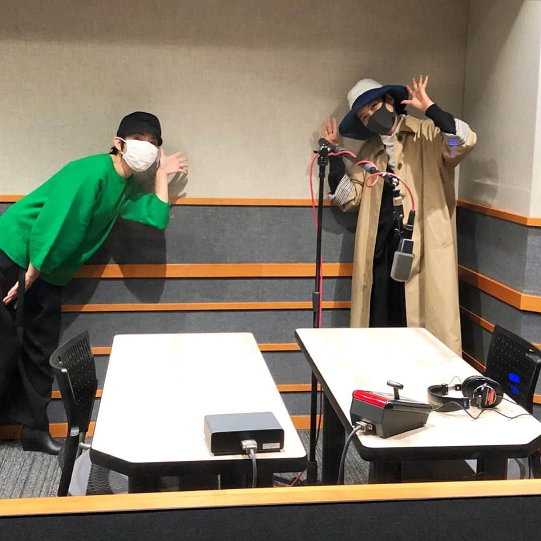 田中美里のインスタグラム：「少し前、、 ラジオの収録の時、たまたまはまじさんに久しぶりにお逢いできました。  その時、ラジオスタッフに見せるためにジンノビの帽子を全商品を持って行っていた私。  なんと、はまじさんも欲しい！と言って下さり、購入してくださいました。  自分に合う物を迷うことなく選ぶはまじさん。 長年培われたセンスの賜物なんだなぁと感動しました！ そして、、 褒め上手なはまじさん。 心もあったかくなりました。 あー、はまじさんに被っていただけるなんて、、。 ありがとうございました。  大変な時期ですが、落ち着いたら是非たくさん被っていただけたら嬉しいです。  #浜島直子  さん #はまじ　さん @hamaji_0912  #bayfm78  @jin_no_beat_shite_cassie  帽子の色味は単品の写真が近いです」