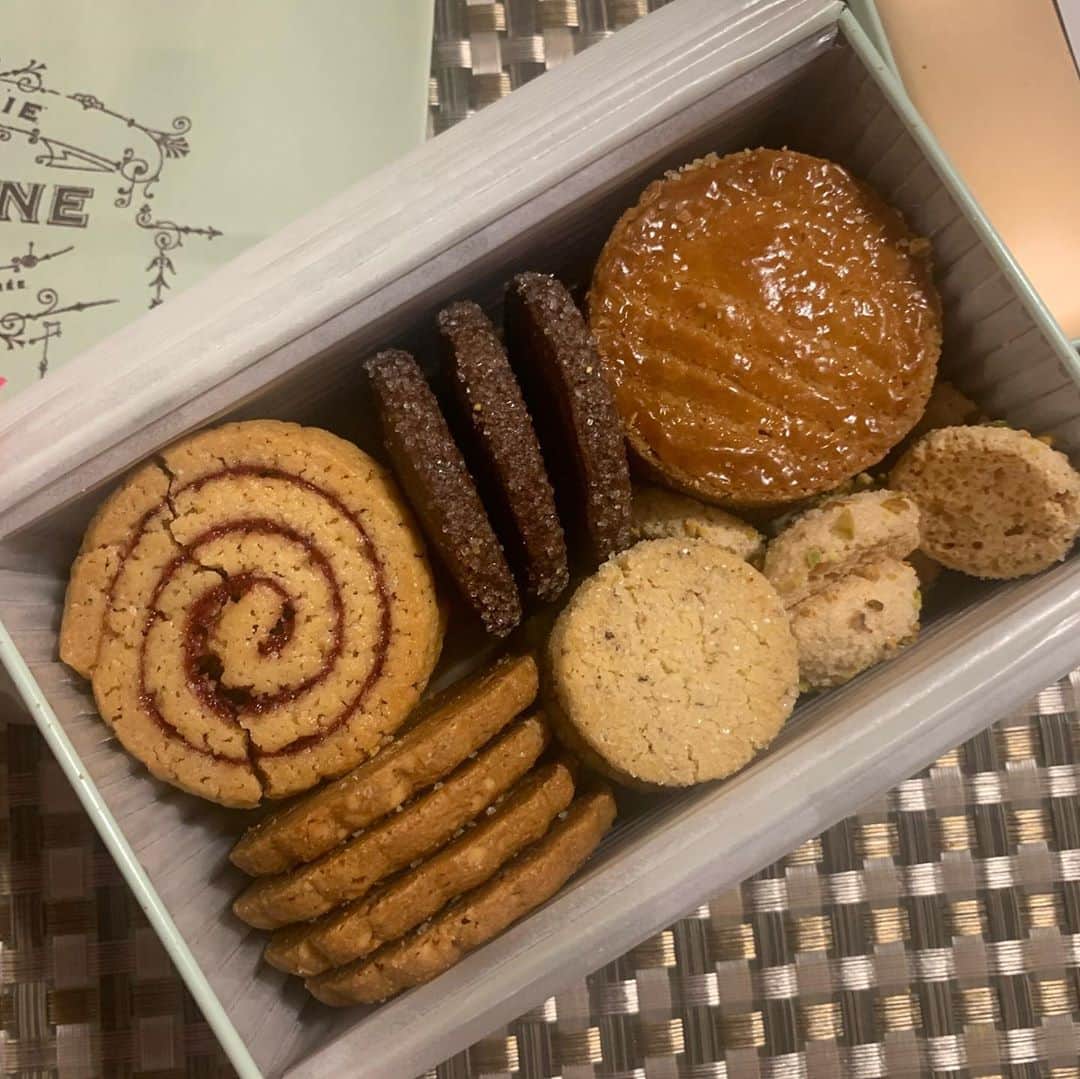 岩瀬玲さんのインスタグラム写真 - (岩瀬玲Instagram)「ブルトンヌのクッキー✨  #ブルトンヌ  #ブルトンヌの缶入りクッキー」4月26日 14時31分 - akirakkuma