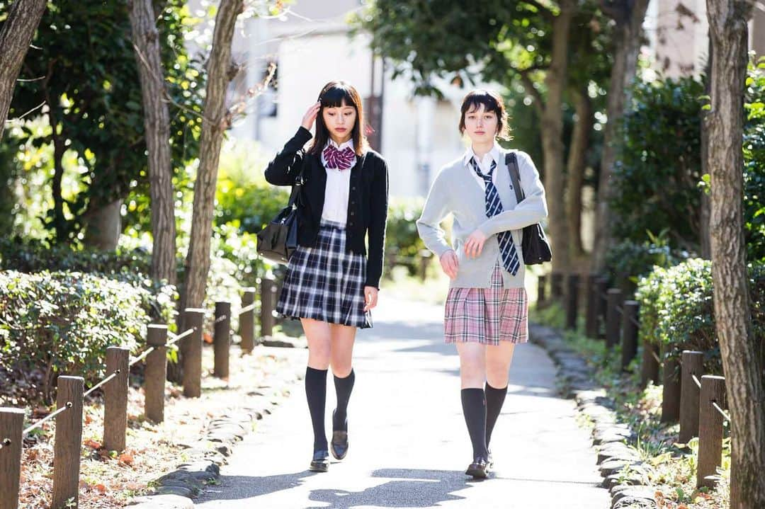 る鹿さんのインスタグラム写真 - (る鹿Instagram)「スタイルブック作るきかけで、 @mariannaannamarianna と女子高生をイメージした制服カット👭🏻💕 実はずっと一回くらいJKの制服を着て撮影したかったから！ 撮影の時まだ冬で 寒かったけど、テンションがすごく高くて 青春時代の楽しい思い出もたくさん思い出した 楽しかったなー❣️ 日本の高校生活も体験したかったなー  みんな是非スタイルブックでチェックしてねー🎀✌🏻 #る鹿的一切」4月26日 14時33分 - luluxinggg