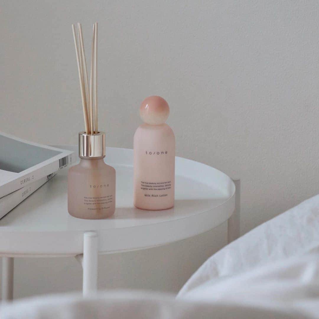 のインスタグラム：「. . to/oneの新作(@toonecosmetics ) #フラワリングディフューザー . . 最近は寝室で過ごす時間が増えたので 枕元に置いて癒されてる♡ . . 香りはトーンのスキンケアと同じシトラスブーケ 爽やかな香りでこれからの季節にぴったり。 天然香料を使っているので心地よく香ります🌿 . . #ミルクリッチローション は子供でも使える低刺激タイプ ミルクタイプの化粧水でしっとりと保湿してくれます。 なんか減っているなーと思ったら娘がこっそり使ってた🕊笑 . . コスメキッチンWeb Storeでは〜27日まで全品11%OFF 購入するなら今が狙い目です♡ . . . . #toone #トーン」