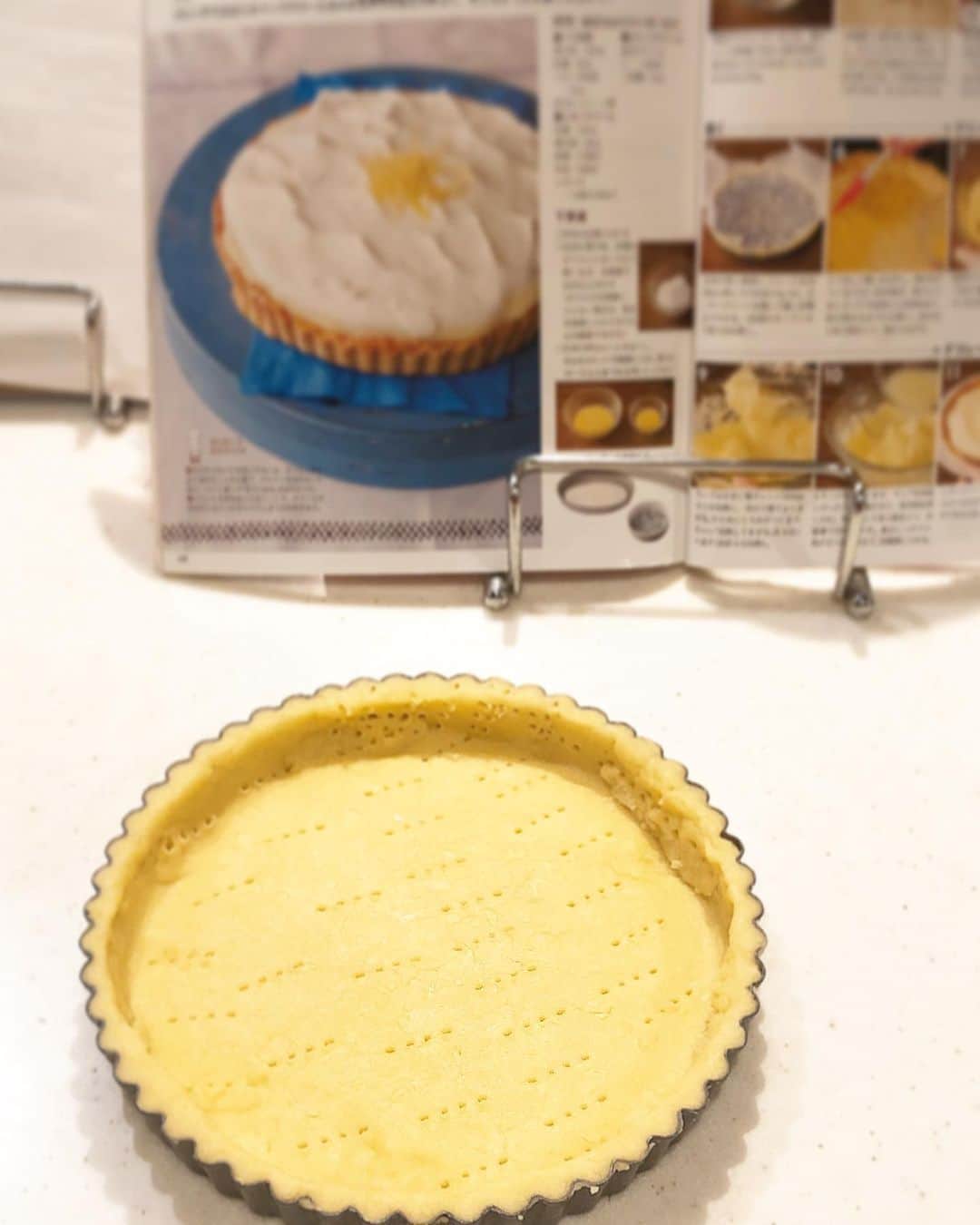 みきママさんのインスタグラム写真 - (みきママInstagram)「【誕生日プレゼントを届けに行きました〜！！】﻿ ﻿ ﻿ ﻿ ﻿ ﻿ ﻿ アシスタントさんが誕生日なので、前もって、私「ケーキは何が食べたいですか？」って聞いたら、﻿ ﻿ ﻿ ﻿ ﻿ ﻿ ﻿ ﻿ アシスタントさん「レモンパイが食べたいです！」ってさ。世界一のおやつの本に載ってるレモンタルトを作りました。﻿重石がなければ、お米で代用できます！！ ﻿ ﻿ ﻿ ﻿ ﻿ ﻿ ﻿ それから、うちの冷凍餃子と合わせて、玄関先に置いてきました〜！！﻿ ﻿ ﻿ ﻿ ﻿ ﻿ ﻿ ﻿ ﻿ 本当はちゃんとお祝いしたかったけど、晩御飯はケーキと餃子でパーティーをして家族で楽しんでくださ〜い！！﻿ ﻿ ﻿ ﻿ ﻿ ﻿ ﻿ ﻿ ﻿ 「爆汁肉餃子」と調べていただくと、贈答用のパッケージで冷凍餃子を、通販から送ることができます！！﻿ ↓↓﻿ https://nidaime-ryutaro.shop-pro.jp/?pid=133948554﻿ ﻿ ﻿ #みきママ #誕生日 #プレゼント #レモンパイ」4月26日 14時52分 - mikimama_official