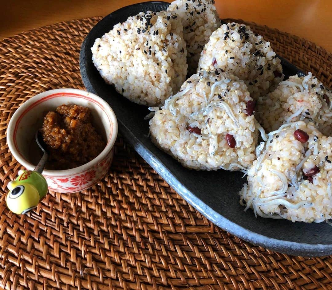 遠山景織子さんのインスタグラム写真 - (遠山景織子Instagram)「備蓄でおにぎり😊 とよた真帆ちゃんからおにぎりバトンを貰いました。 @maho_toyota  その後に西尾まりちゃんからも。 @mari_nishio_official  毎日医療現場で戦っている皆さま、物流を届けてくださる皆さま、スーパーや様々な現場でお仕事してくださっている皆さま。大変な日々ですがくれぐれも気をつけて毎日を過ごしてください。日々日々感謝の気持ちが湧いてきます！私たち家族も予防を心がけながら1日1日を家で過ごしています。コロナ終息を願いおにぎりバトン。 🍙備蓄の小豆、黒ごま、3角チーズ、しらす、焼き海苔。食べる時に海苔を巻き常備している醤油麹をお好みでつけてね。チーズは中にインしています。チーズと醤油麹の相性バツグン😊 次のバトンは女優でフラワーアレンジメントもしている @nanakoohkouchi ななこちゃん。いつもななちゃんに癒されます。 🍙 昨年舞台『巌窟王』で共演した可愛いくてキュートな田名部生来ちゃん。好きなものが同じでずっと喋ってたい🍻大好きな彼女。 @mnkspnpn 🍙 昨年音楽朗読劇で共演した歌手の花*花こじまいづみちゃん🍻好みがあって声が素晴らしいいーちゃん大好きです。 @kojirecipe お料理上手です🍀 3人へバトン渡しました🍙🍙🍙 #おにぎりバトン #おにぎり #繋がり #絆  #おにぎりバトン受け取りました  #つながり  #備蓄 #備蓄品 #備蓄食料  #あずき #小豆  #チーズ  #常備 #プロセスチーズ #日持ちする  #栄養おにぎり  #しらす #胡麻 #黒ごま #すりごま  #お米  #醤油麹 #焼き海苔  #家族の健康 #栄養 #美容  #遠山景織子」4月26日 14時53分 - kyooko.9.tooyama