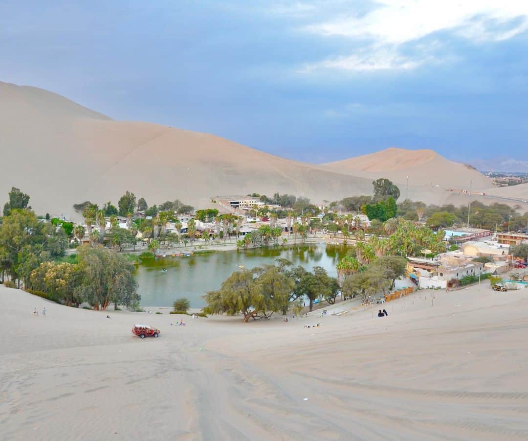 小林希さんのインスタグラム写真 - (小林希Instagram)「❤︎思い出トリップ 14❤︎﻿ ペルーのワカチナ﻿ 大自然に出会える南米で﻿ ペルーに広がる砂漠の﻿ オアシス都市へ﻿ ﻿ 小麦粉のような砂の海﻿ とにかく全身砂まみれで﻿ 地球に体当たり﻿ ﻿ 空が太陽が風が砂が﻿ 気持ちよくて﻿ 心地よくて﻿ ﻿ 果てない自然の一部に﻿ 還るような時間﻿ ﻿ さらさらの砂に足を﻿ 沈めながら、移り変わる﻿ 空の顔を眺めて、﻿ 私はどこへ行くのだろうと﻿ そんな無意味なことで﻿ 頭をめぐらせた﻿ ﻿ 振り返れば砂に残る足跡﻿ 前には、横には、﻿ まだ誰も歩いていない海原﻿ ﻿ さあどこに行こうか？﻿ きっと今も、今までも、﻿ 私たちはこうして生きてる﻿ と、思います。 ﻿ ﻿ ﻿ ❤︎MEMORIES OF TRIP 14❤︎﻿ Huacachina in Peru﻿ To Peru's Desert Oasis in  South America's rich lands.﻿ ﻿ Sand sea like flour﻿ I lie the earth covered with sand.﻿ ﻿ The sky,the sun, winds and sand made me ﻿ feel good.﻿ It was as if I returned to the part of boundless nature.﻿ ﻿ I looked at the sky which had many faces with my feet in the smooth sand and I thought where I would go.﻿ I knew that was meaningless.﻿ ﻿ When I looked back,there were my footprints on the sand and when looked forward and sideways, the ocean spread around.﻿ ﻿ Up until now and from now on,we live like this, I think.﻿ ﻿ #思い出トリップ#美しい村#travel#trip#journey#travel#trip#journey#旅行好きな人と繋がりたい#南米 #peru #ペルー﻿ #ワカチナ #huacachina」4月26日 14時56分 - nozokoneko